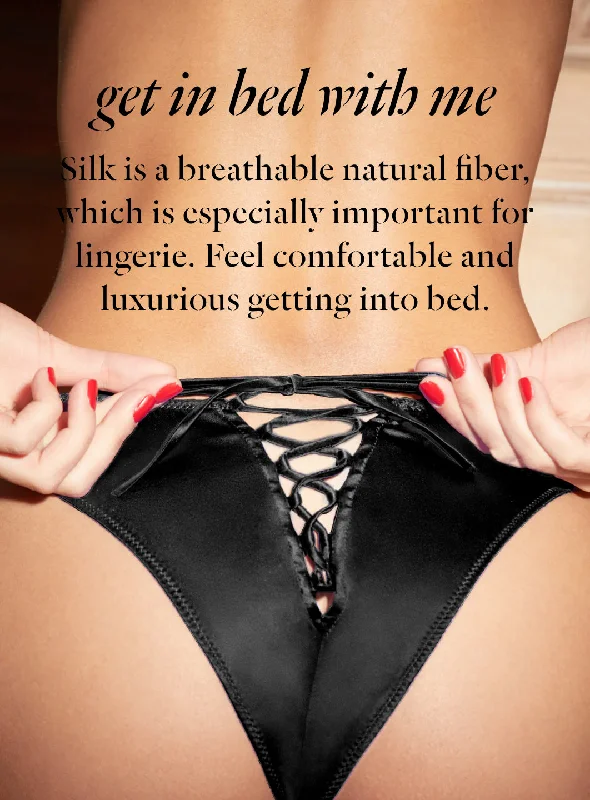 Bra with a bandeau style for a strapless and sleek look​ Content Block-Silk PLP 2